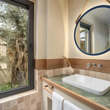 Thalia, A Joyful Serenity Unmasked カシュ