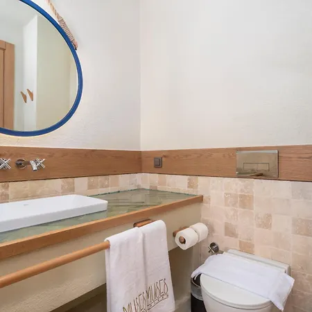 Thalia, A Joyful Serenity Unmasked