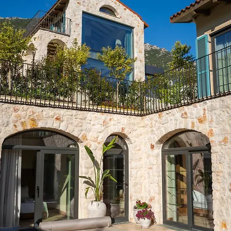 Thalia, A Joyful Serenity Unmasked ヴィラ カシュ