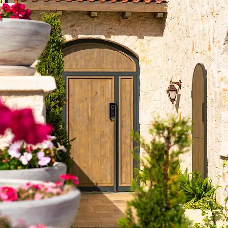 Thalia, A Joyful Serenity Unmasked