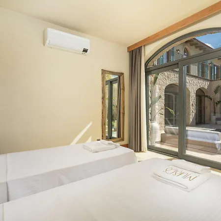 ヴィラ Thalia, A Joyful Serenity Unmasked