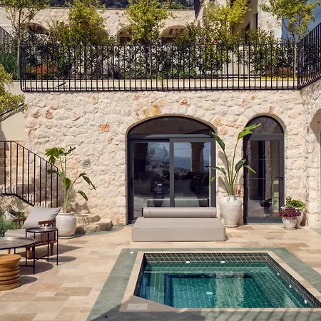 Thalia, A Joyful Serenity Unmasked ヴィラ カシュ