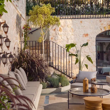 Thalia, A Joyful Serenity Unmasked