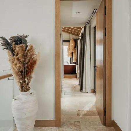 Thalia, A Joyful Serenity Unmasked ヴィラ カシュ