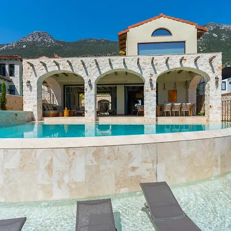 Thalia, A Joyful Serenity Unmasked * カシュ