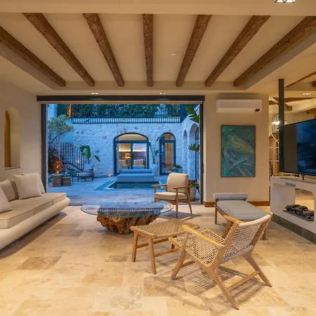 ヴィラ Thalia, A Joyful Serenity Unmasked *