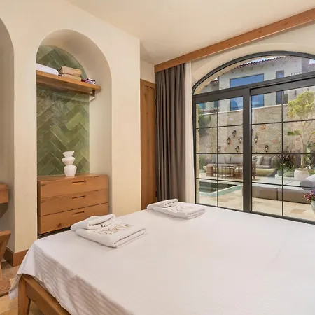 Thalia, A Joyful Serenity Unmasked カシュ